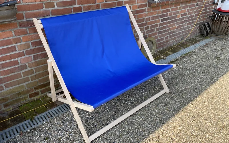 Double deckchair FOFFTEIN in front of a brick wall
